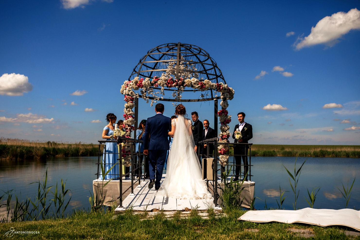 Fotograf nunta premium Bucuresti-Antonio Socea-Nunta ambient Lake-Cununie religioasa în aer liber
